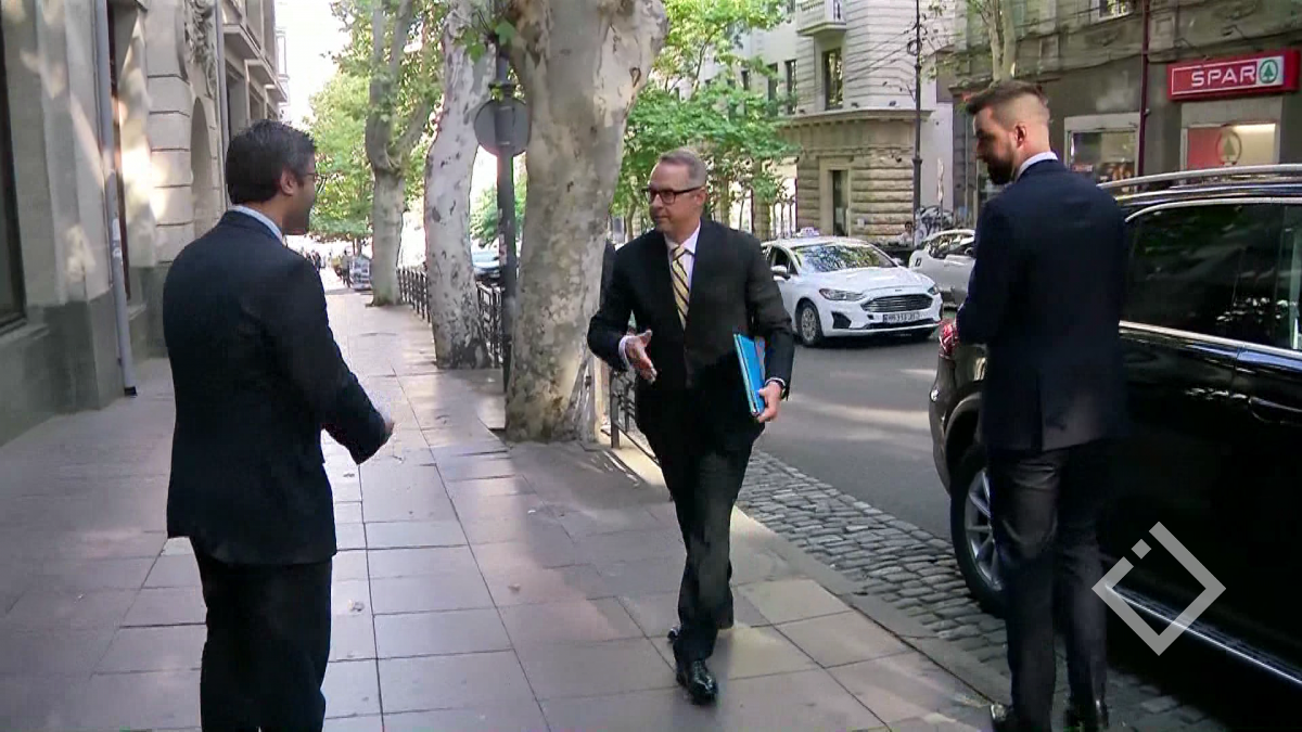 ხელისუფლება გერმანიის ელჩის წინააღმდეგ